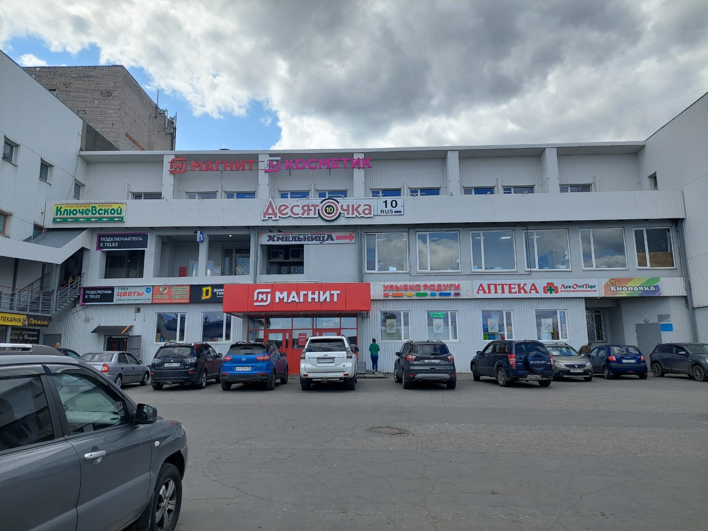 Торговая площадь 98 кв.м. в ТЦ «Десяточка» ул. Ключевая, д. 14.
Вход с улицы, 1 этаж, отопление центральное, бесплатная парковка. 
Рядом отдел Улыбка Радуги, продуктовый Магнит, аптека Горздрав.
Собственный санузел.

Общая площадь 98 кв.м., стоимость аренды 1000  руб./м2 + НДС (5%). 
Коммунальные ра